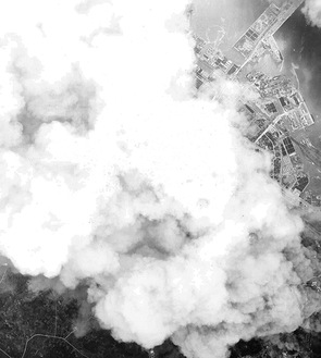 東神奈川上空から撮影した空襲写真（横浜市史資料室所蔵・山本博士資料）
