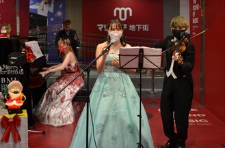 黒咲さん（左・ピアノ）と歌弦様式の２人