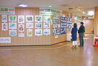 イオン本牧店３階で開催されている合同作品展の様子