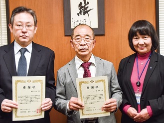 表彰された一ノ瀬さん（中央）と西賀さん（左）。右は直井区長