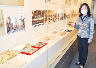 展示品で中華街の軌跡をたどる。写真右は伊藤副館長