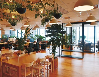 「ＷｅＷｏｒｋオーシャンゲートみなとみらい」内にあるオフィス。食にまつわる植物が各所に配置された開放的な空間