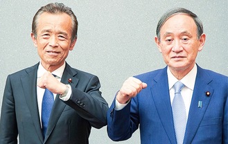 菅首相に報告した清水氏（左）＝横浜市提供