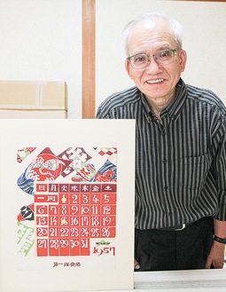 海野さんと展示する型染カレンダー