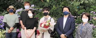 熊谷社長（右２人目）と同園ガーデナーらと記念撮影をした松吉さん・岩佐さん（右３・４人目）