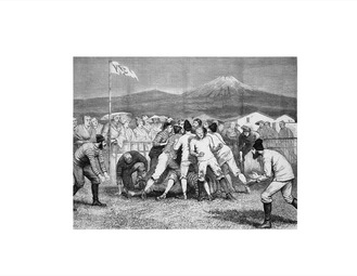 1873年に横浜公園だと思われる場所で、外国人同士が試合をしているイラスト。富士山や日本の見物人が描かれ、旗には「ＹＦＢＣ」と書かれています。今のラグビーに近いルールで行われたようです※マイク・ガルブレイス氏所蔵・提供（1874年発行の英国雑誌『ザ・グラフィック』に掲載）