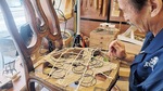 元町本店に新設した工房で椅子張の技術を披露する（開催日はHPで確認）
