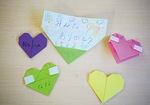 メッセージを書き込んだハート型の折り紙