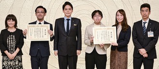 表彰者と山中市長（左から３番目）、吉川局長（右）
