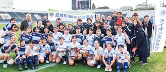 高校生の部で優勝した関東学院六浦高校の選手と横浜中央ライオンズクラブのメンバーたち