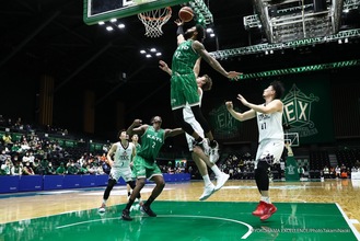 迫力あるプレーが間近で見られる