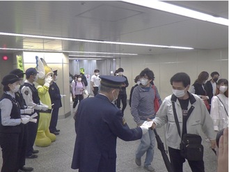 防犯のチラシを配布する警察やＪＲ東日本の職員ら。県警察のマスコット、ピーガル君も参加した＝鉄道警察隊提供