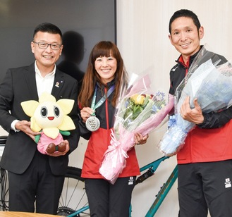 菊地区長に結果を報告した久美さん（中央）。右は夫の憲太郎さん
