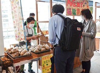 野菜を販売する伊東さん＝13日、横浜市役所