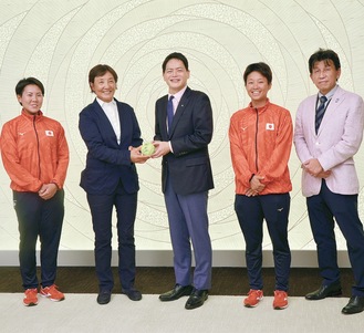 山中市長と並ぶ内藤主将（左）と坂本選手（左から４番目）ら