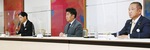 横浜市役所で会見する（左から）横浜市の山中市長、川崎市の福田市長、相模原市の本村市長