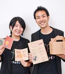 紙にモルト粕を混ぜ込んだ「クラフトビールペーパー」を使ったカードやコースターなどの商品を手に松坂代表（右）と取締役の松坂良美さん