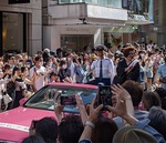 オープンカーに乗ってパレードする加賀町署の森田仁志署長（左）とIKKOさん