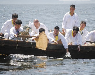 木造祭礼船から東京湾海上で「お馬流し」（2017年の様子）