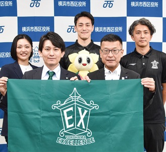 横浜EXの桜井社長（前列左）と菊地区長（同右）
