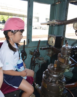 蒸気機関車の運転席に座る児童