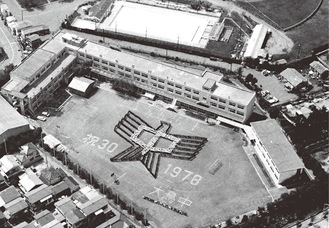 校舎北側にあったプール。大鳥中学校30周年記念誌 昭和53（1978）年から