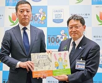 童話と絵本を寄贈する志村所長（左）。右は小林区長