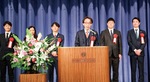 岩田会長（中央）と５人の副会長