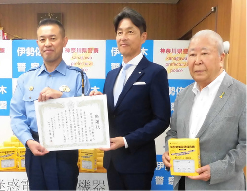 （右から）山本顧問、朝倉理事長、加藤署長＝同署提供