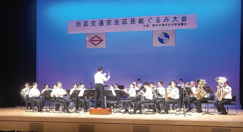 県警音楽隊の演奏も