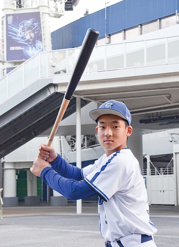 横浜スタジアムの前でバットを構える鈴木さん
