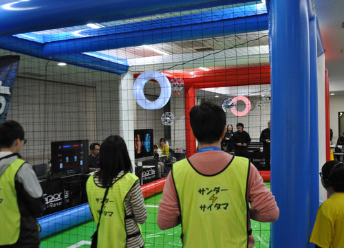 リング状のゴールを狙う試合の様子