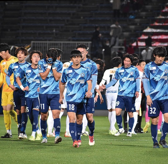 敗戦が決まり茫然とするＹＳＣＣの選手ら