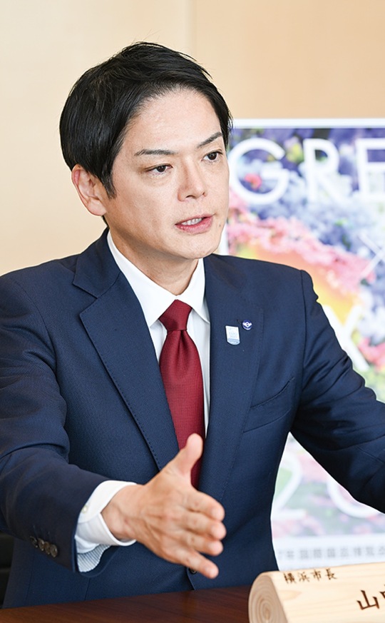 取材に答える山中市長