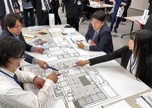 施設の図面をもとに話し合う参加者