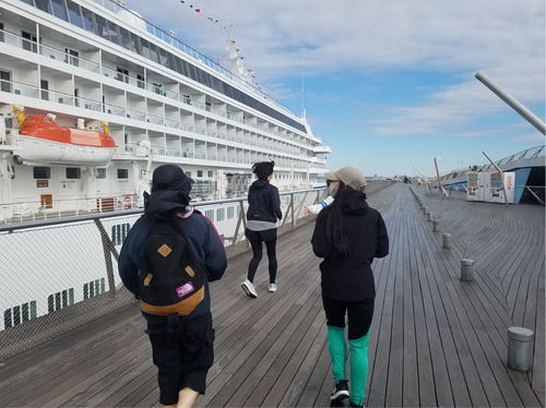 大さん橋のデッキの上を走る参加者ら