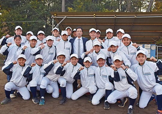 野原監督（中央）と野球部の選手たち