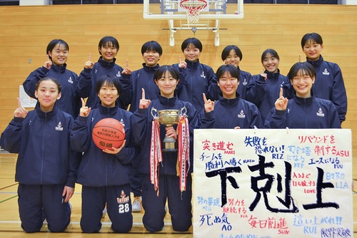 優勝を喜ぶ部員たち