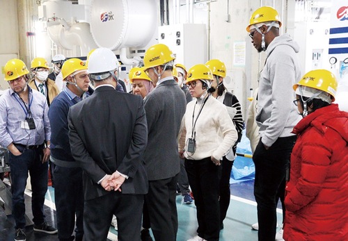 プラントを見学する参加者