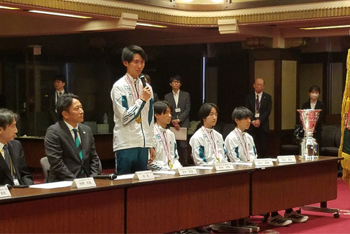 優勝報告を行う主将の田中選手