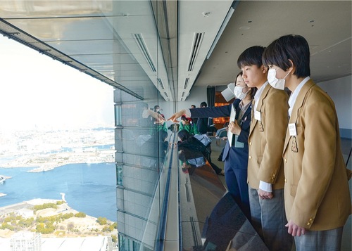 スカイガーデンからの眺望を学ぶ生徒