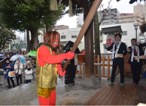 鬼に豆を投げる氏子