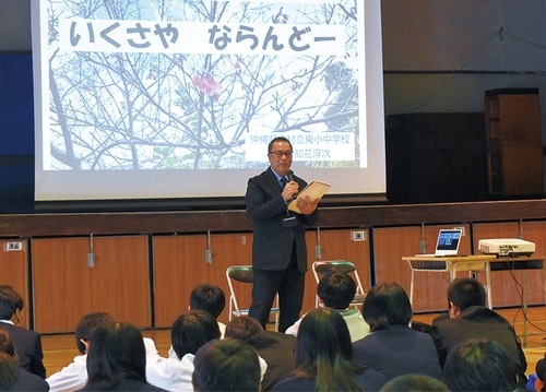平和の大切さを説く知花校長