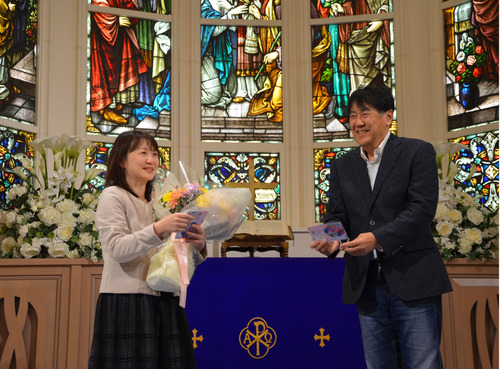 チャペルでメッセージを贈り合う２人