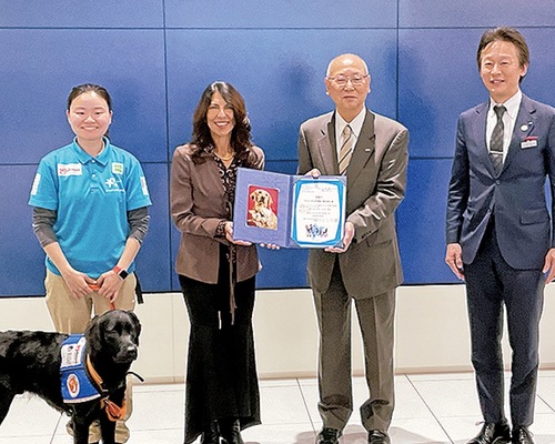 感謝状を手に宮原会長（中央右）とキンバリ理事長（同左）