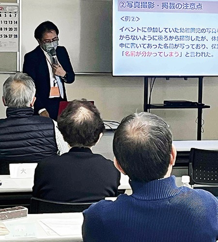 話を聞く参加者