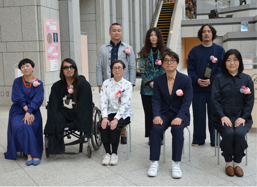 登壇した蔵屋館長（前列左）ら