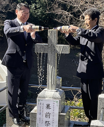 「一番搾り」で献酒を行う佐藤支社長（左）と勝俣さん