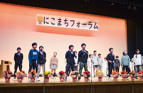 児童の熱演に会場から大きな拍手が送られた