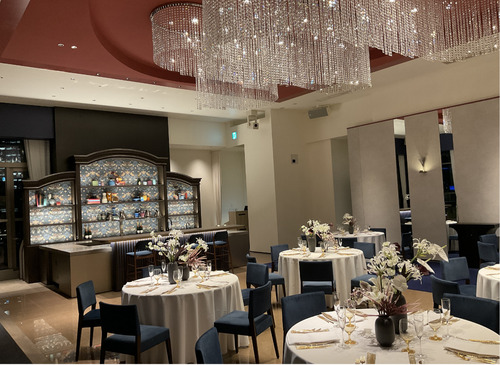 オープンキッチンでライブパフォーマンスが楽しめるバンケット会場